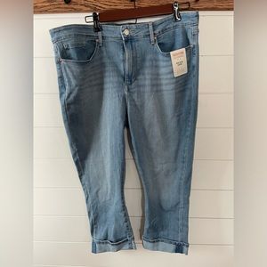 Levi Strauss Signature Women’s Mid-Rise Capri Jeans NWT